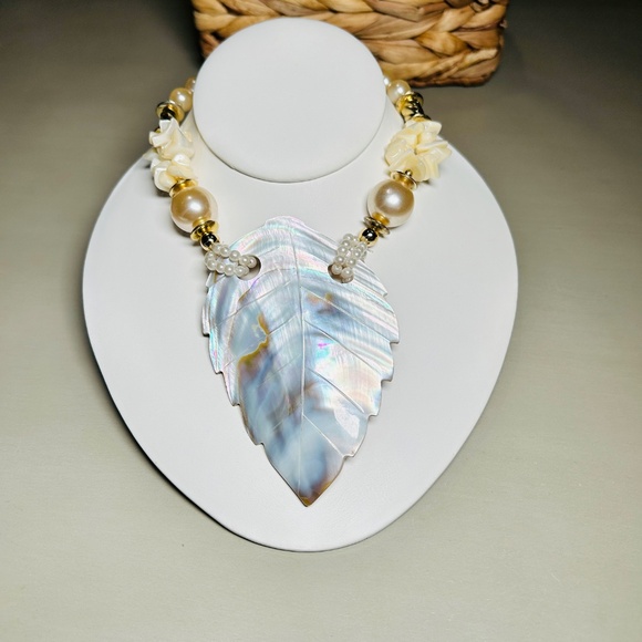 Vintage Beautiful Mother of Pearl Carved Leaf pendant necklace - Picture 4 of 16